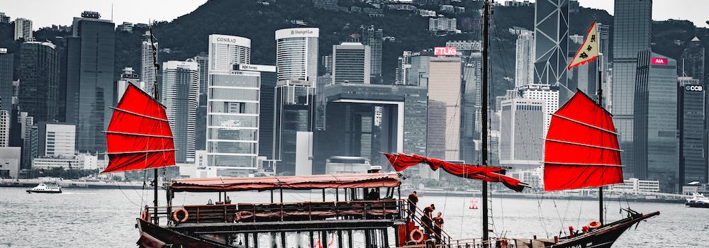 Власти Гонконга открывают двери для спотовых биткоин-ETF